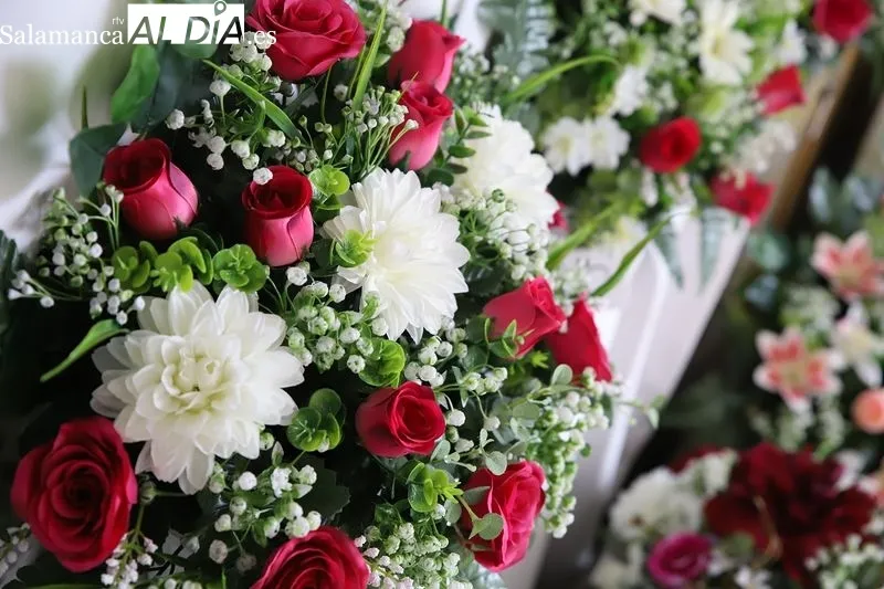 Foto 10 - Regalos Cosas: flores a medida para honrar la memoria en Todos los Santos