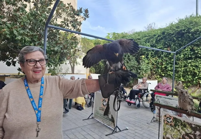Foto 7 - La terapia con animales ex&oacute;ticos despierta sonrisas y recuerdos en los mayores de Gerialba