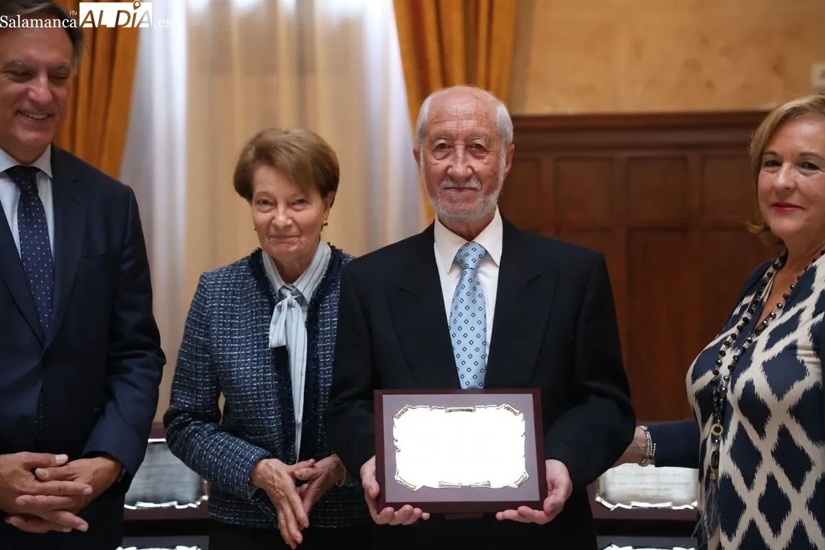 El Ayuntamiento de Salamanca, con el alcalde Carlos García Carbayo, ha celebrado un emotivo homenaje a 45 matrimonios que cumplen sus bodas de oro. Foto de David Sañudo