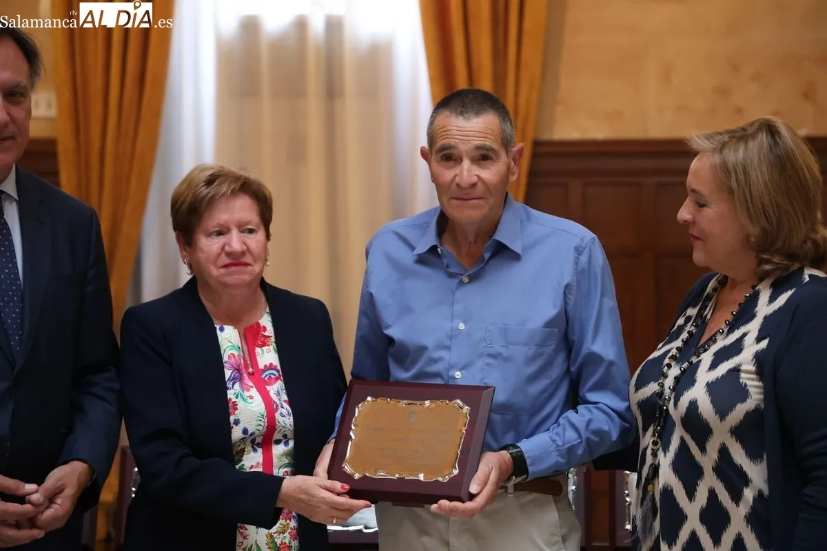 El Ayuntamiento de Salamanca, con el alcalde Carlos García Carbayo, ha celebrado un emotivo homenaje a 45 matrimonios que cumplen sus bodas de oro. Foto de David Sañudo