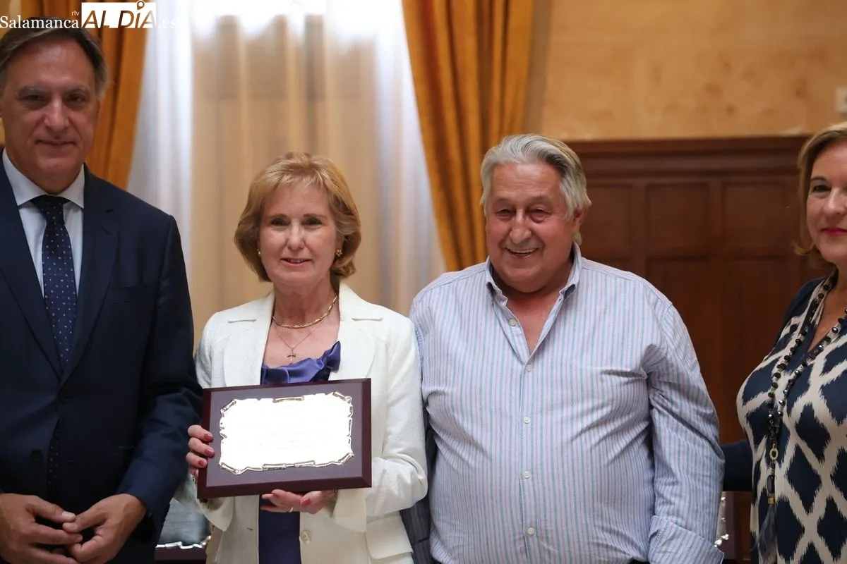 El Ayuntamiento de Salamanca, con el alcalde Carlos García Carbayo, ha celebrado un emotivo homenaje a 45 matrimonios que cumplen sus bodas de oro. Foto de David Sañudo