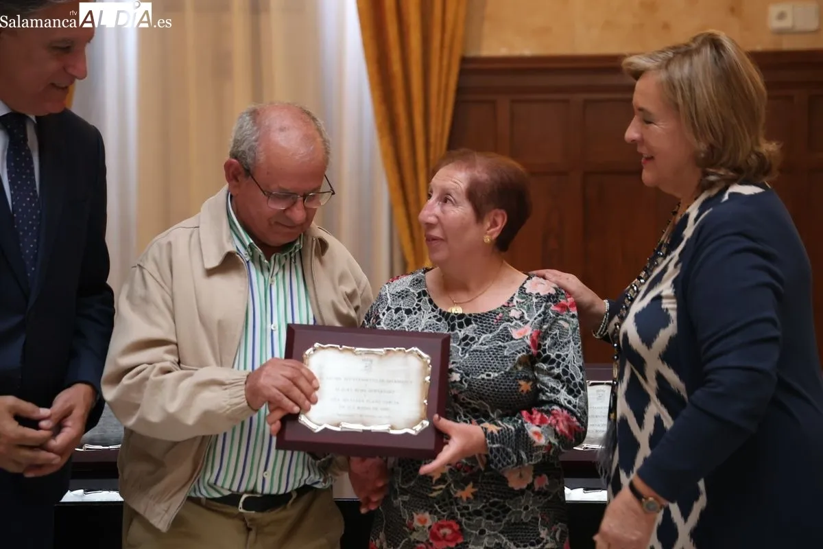 El Ayuntamiento de Salamanca, con el alcalde Carlos García Carbayo, ha celebrado un emotivo homenaje a 45 matrimonios que cumplen sus bodas de oro. Foto de David Sañudo