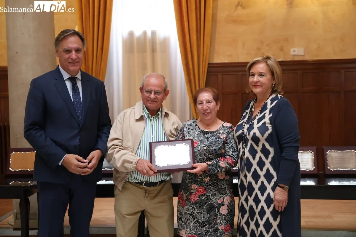 El Ayuntamiento de Salamanca, con el alcalde Carlos García Carbayo, ha celebrado un emotivo homenaje a 45 matrimonios que cumplen sus bodas de oro. Foto de David Sañudo