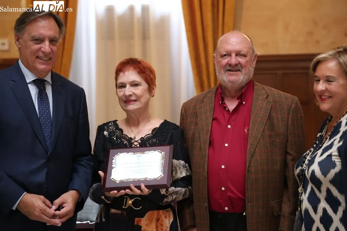 El Ayuntamiento de Salamanca, con el alcalde Carlos García Carbayo, ha celebrado un emotivo homenaje a 45 matrimonios que cumplen sus bodas de oro. Foto de David Sañudo