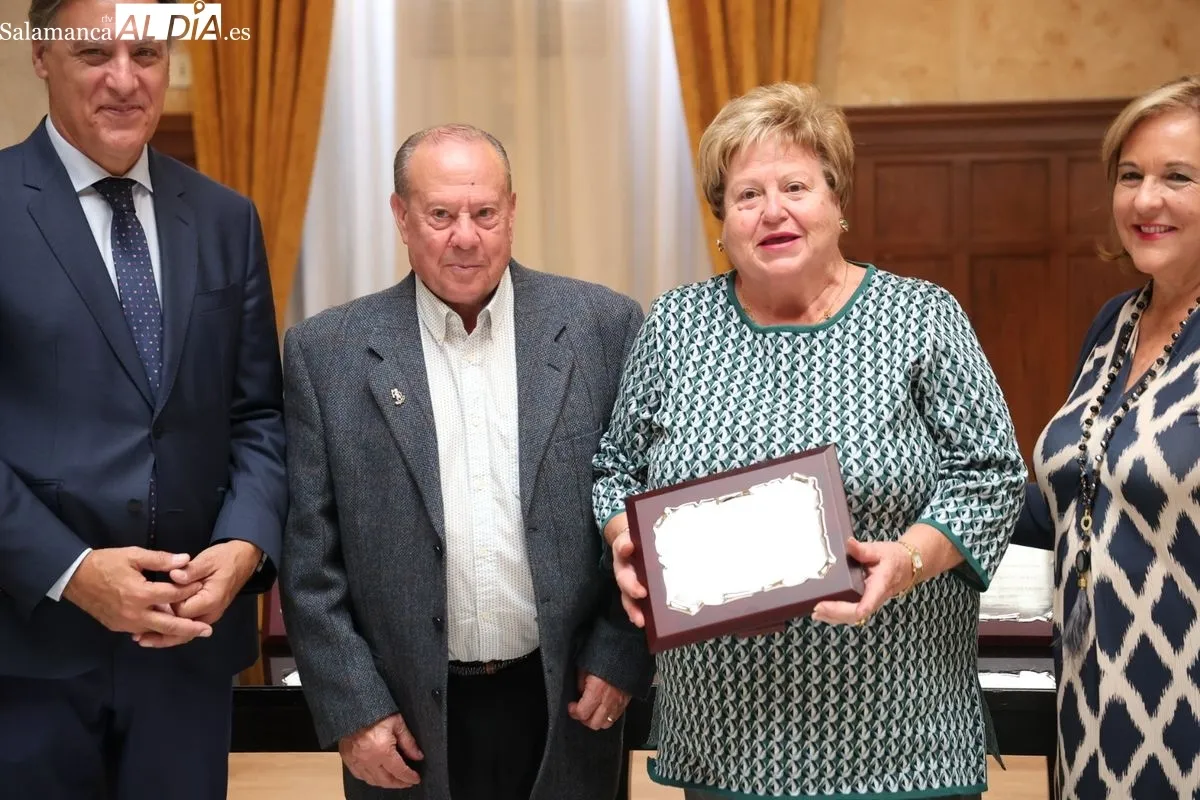 El Ayuntamiento de Salamanca, con el alcalde Carlos García Carbayo, ha celebrado un emotivo homenaje a 45 matrimonios que cumplen sus bodas de oro. Foto de David Sañudo