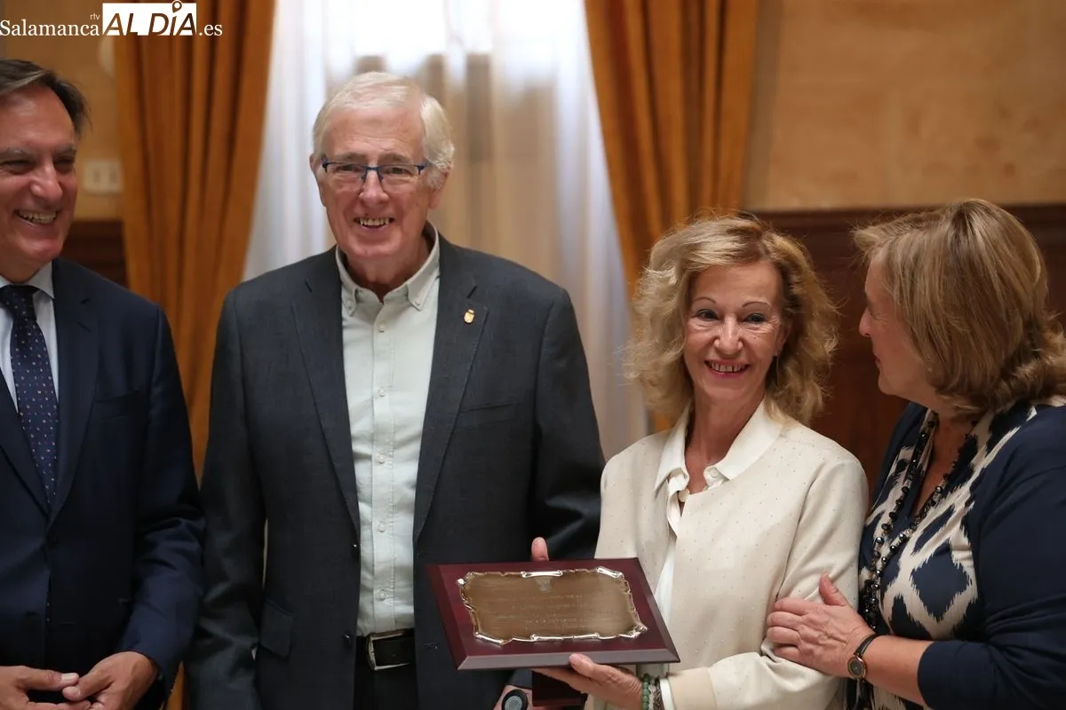 El Ayuntamiento de Salamanca, con el alcalde Carlos García Carbayo, ha celebrado un emotivo homenaje a 45 matrimonios que cumplen sus bodas de oro. Foto de David Sañudo