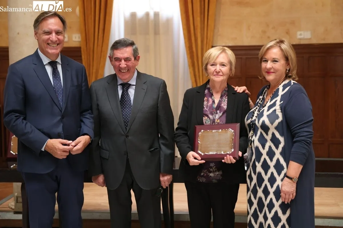 El Ayuntamiento de Salamanca, con el alcalde Carlos García Carbayo, ha celebrado un emotivo homenaje a 45 matrimonios que cumplen sus bodas de oro. Foto de David Sañudo