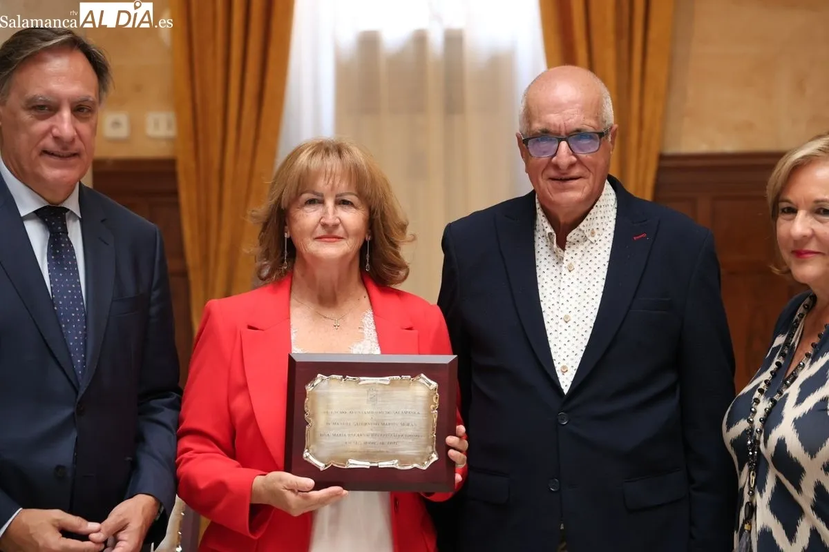 El Ayuntamiento de Salamanca, con el alcalde Carlos García Carbayo, ha celebrado un emotivo homenaje a 45 matrimonios que cumplen sus bodas de oro. Foto de David Sañudo