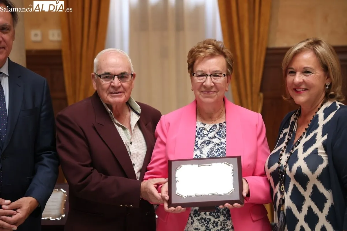 El Ayuntamiento de Salamanca, con el alcalde Carlos García Carbayo, ha celebrado un emotivo homenaje a 45 matrimonios que cumplen sus bodas de oro. Foto de David Sañudo