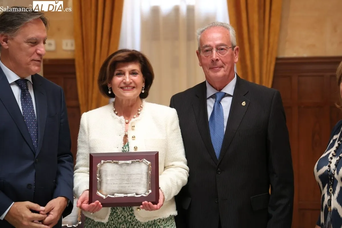 El Ayuntamiento de Salamanca, con el alcalde Carlos García Carbayo, ha celebrado un emotivo homenaje a 45 matrimonios que cumplen sus bodas de oro. Foto de David Sañudo