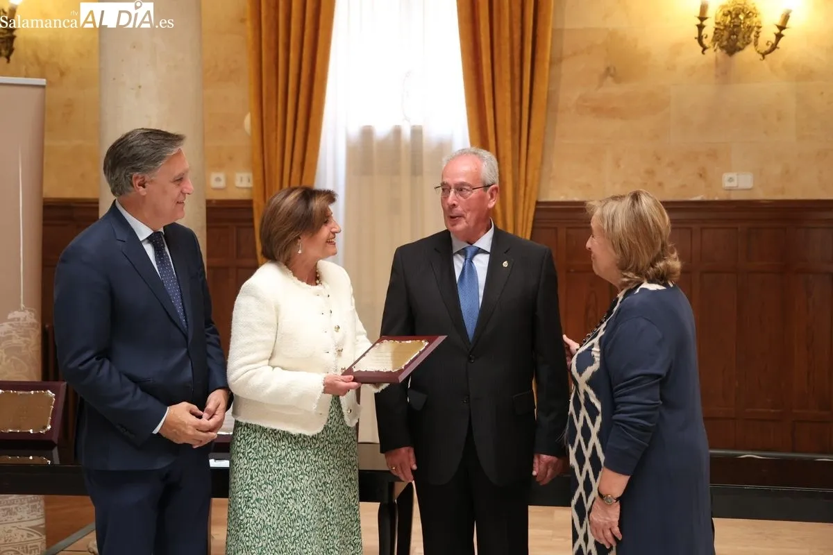 El Ayuntamiento de Salamanca, con el alcalde Carlos García Carbayo, ha celebrado un emotivo homenaje a 45 matrimonios que cumplen sus bodas de oro. Foto de David Sañudo