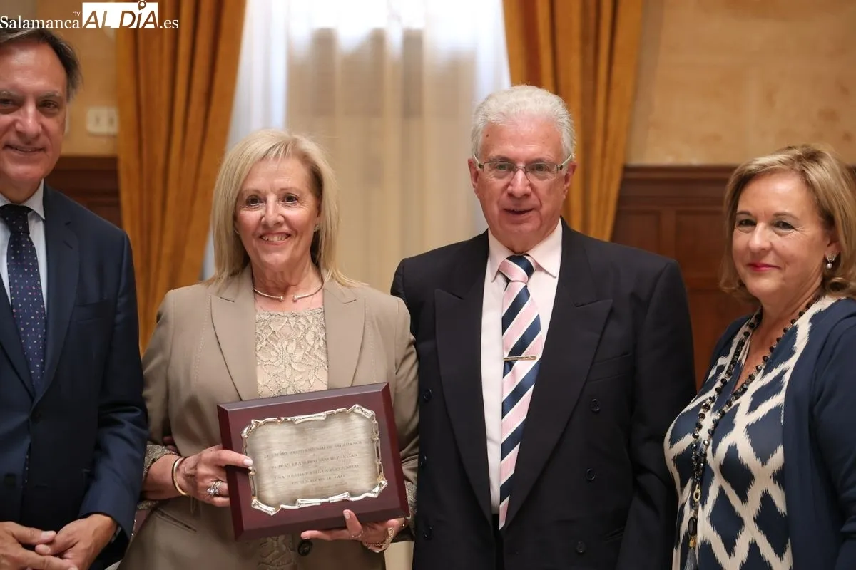 El Ayuntamiento de Salamanca, con el alcalde Carlos García Carbayo, ha celebrado un emotivo homenaje a 45 matrimonios que cumplen sus bodas de oro. Foto de David Sañudo