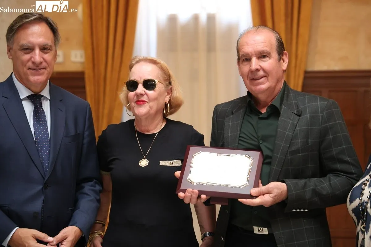 El Ayuntamiento de Salamanca, con el alcalde Carlos García Carbayo, ha celebrado un emotivo homenaje a 45 matrimonios que cumplen sus bodas de oro. Foto de David Sañudo