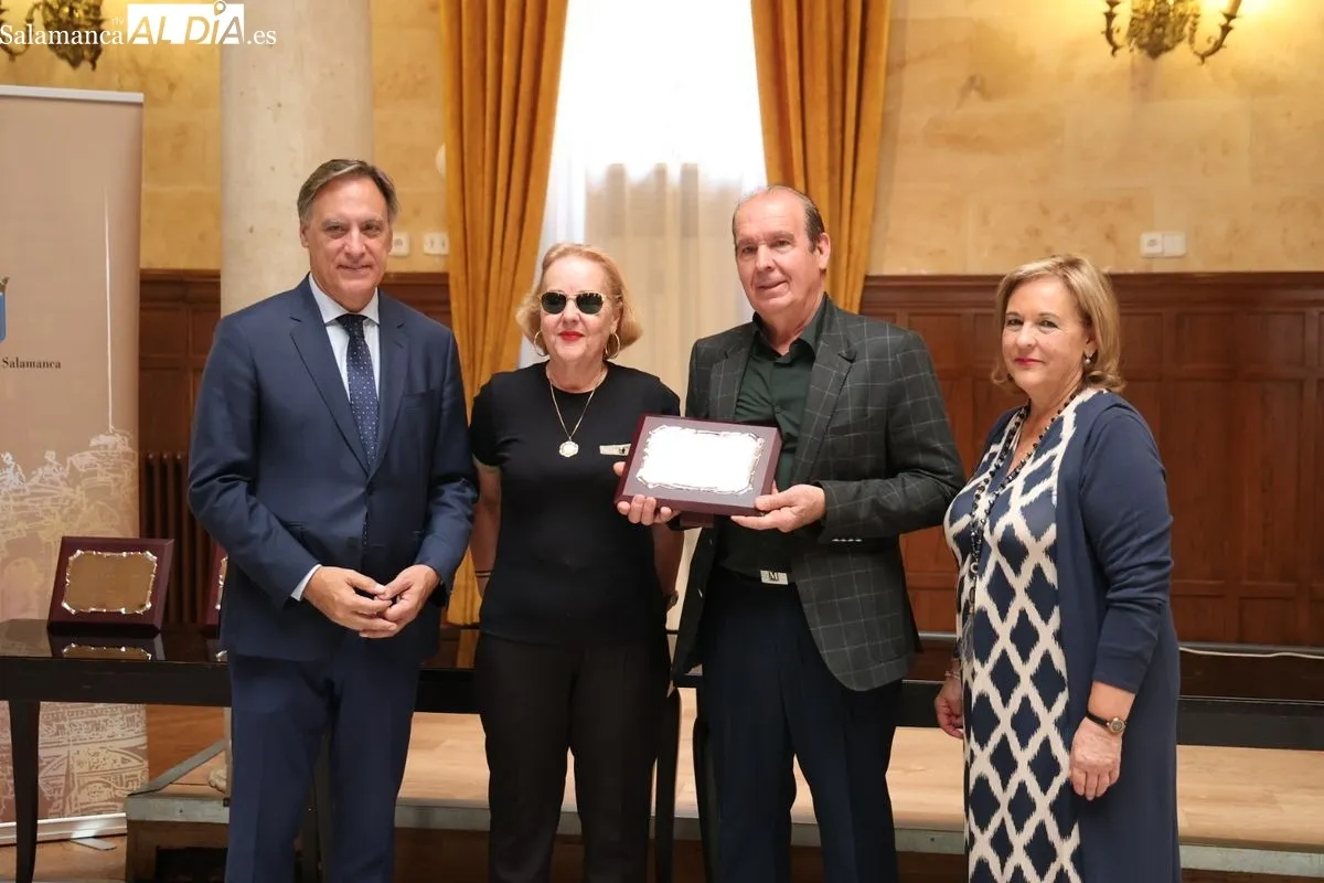 El Ayuntamiento de Salamanca, con el alcalde Carlos García Carbayo, ha celebrado un emotivo homenaje a 45 matrimonios que cumplen sus bodas de oro. Foto de David Sañudo