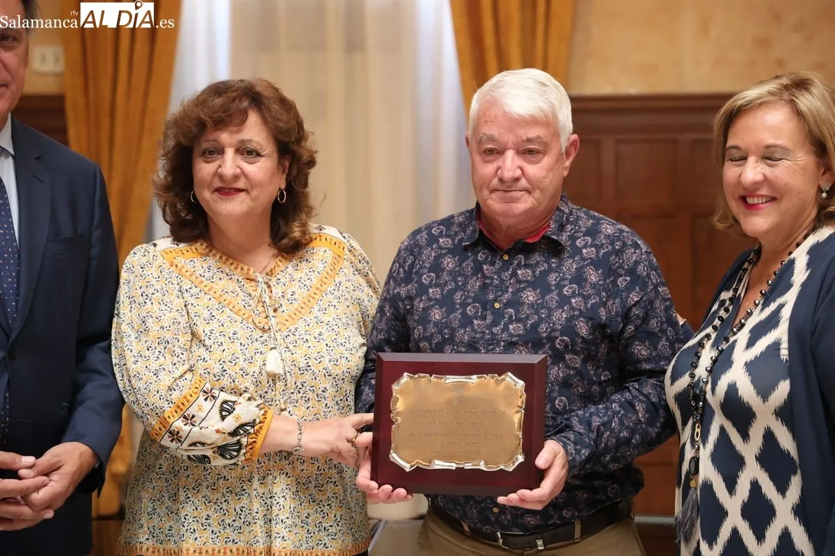 El Ayuntamiento de Salamanca, con el alcalde Carlos García Carbayo, ha celebrado un emotivo homenaje a 45 matrimonios que cumplen sus bodas de oro. Foto de David Sañudo