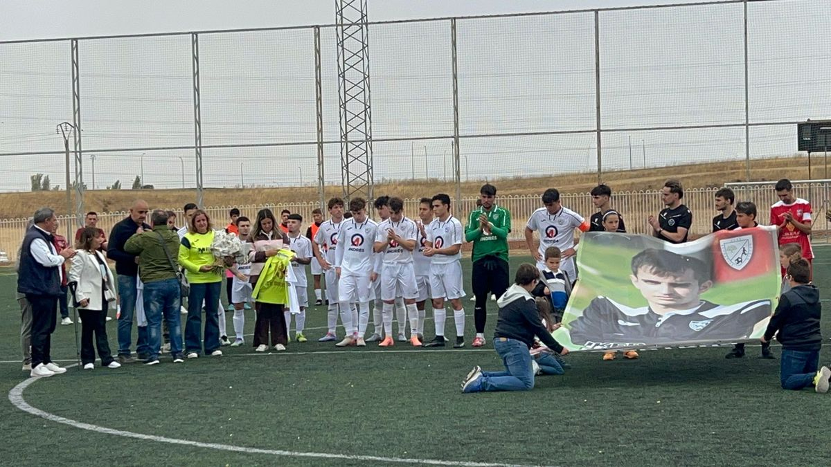 Homenaje del CD Ribert al portero Iker Arrue en Salamanca