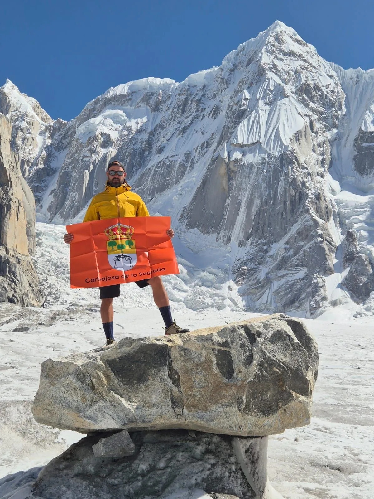 Foto 2 - Carbajosa homenajea a los aventureros Chema S&aacute;nchez y Mireia Negra