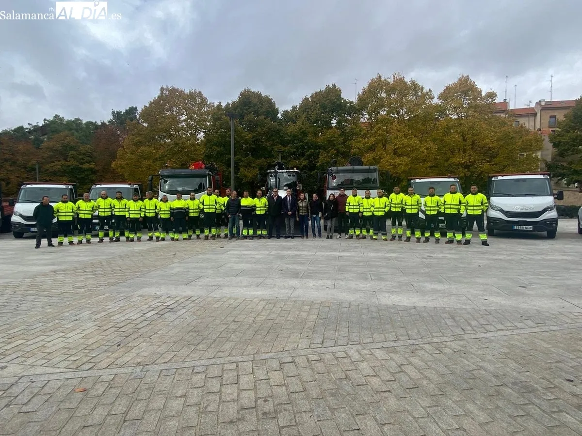 El Ayuntamiento de Salamanca ha presentado una nueva flota de 17 vehículos ecológicos para el servicio de mantenimiento de viales. Foto V. Martins