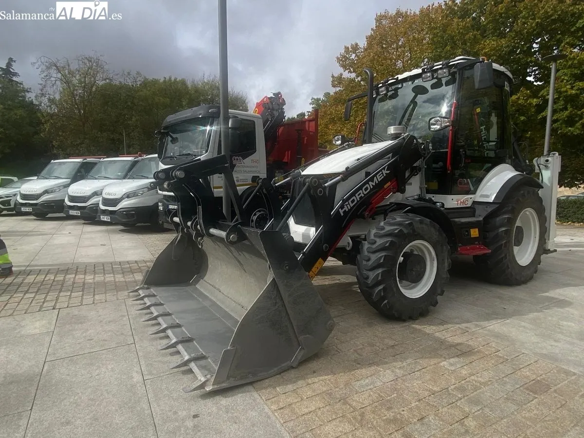El Ayuntamiento de Salamanca ha presentado una nueva flota de 17 vehículos ecológicos para el servicio de mantenimiento de viales. Foto V. Martins