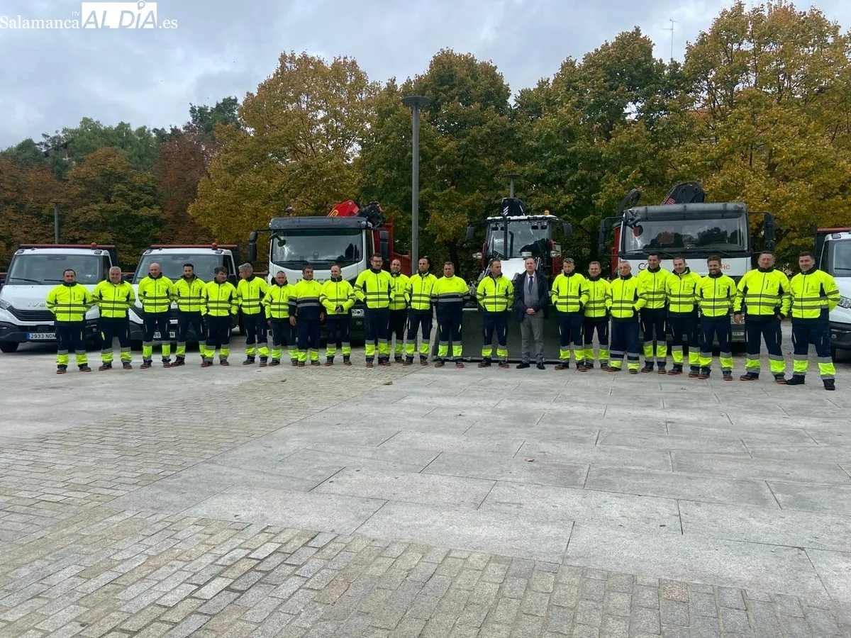 El Ayuntamiento de Salamanca ha presentado una nueva flota de 17 vehículos ecológicos para el servicio de mantenimiento de viales. Foto V. Martins