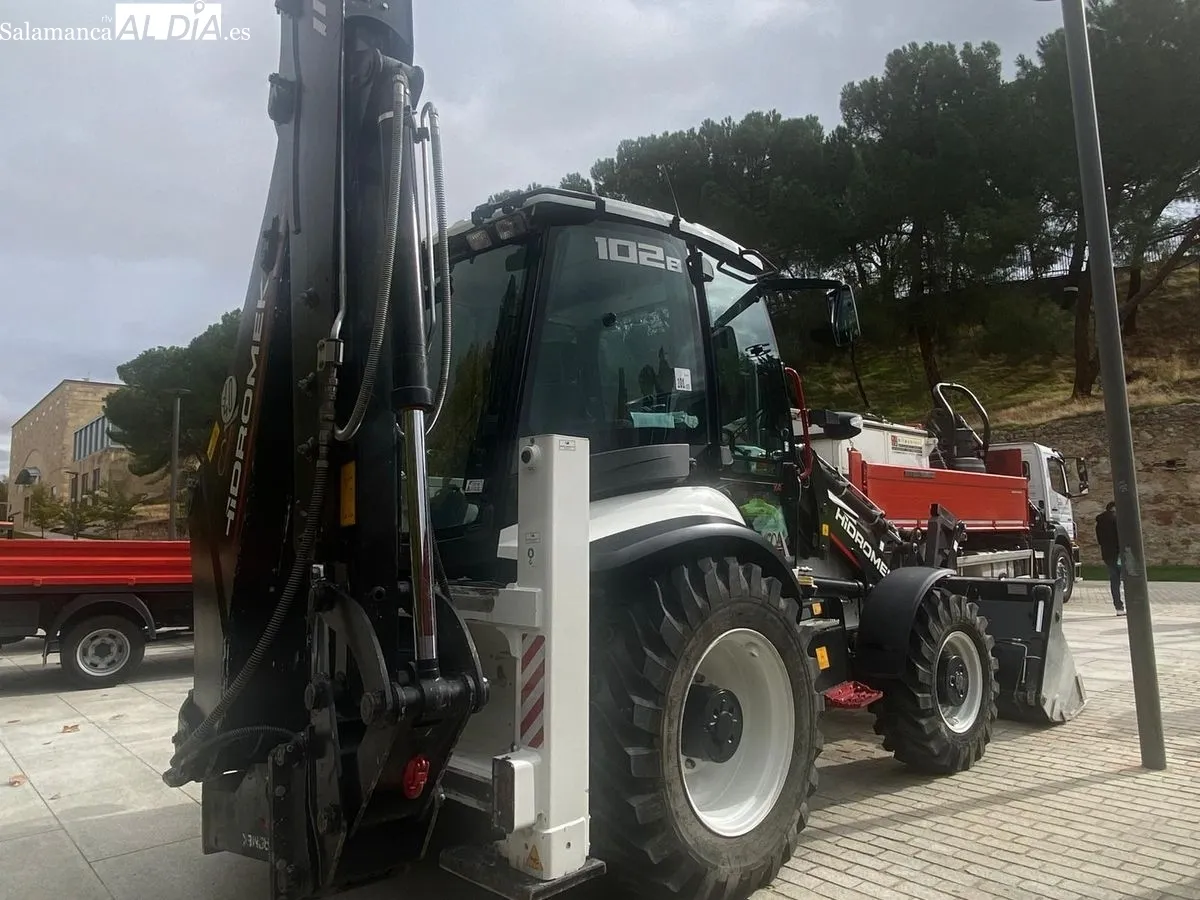El Ayuntamiento de Salamanca ha presentado una nueva flota de 17 vehículos ecológicos para el servicio de mantenimiento de viales. Foto V. Martins