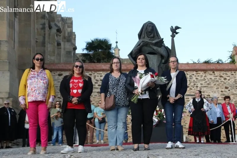 Foto 10 - La sociedad albense rinde homenaje a Santa Teresa en la ofrenda floral