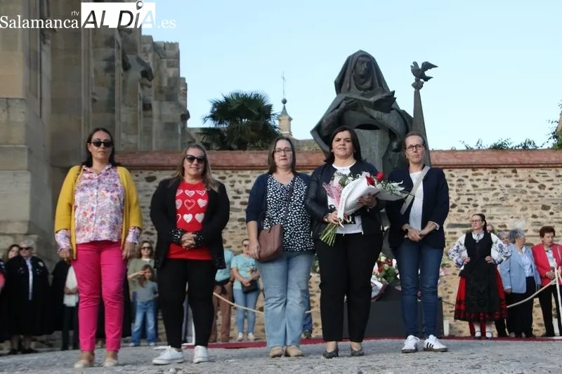 Foto 9 - La sociedad albense rinde homenaje a Santa Teresa en la ofrenda floral