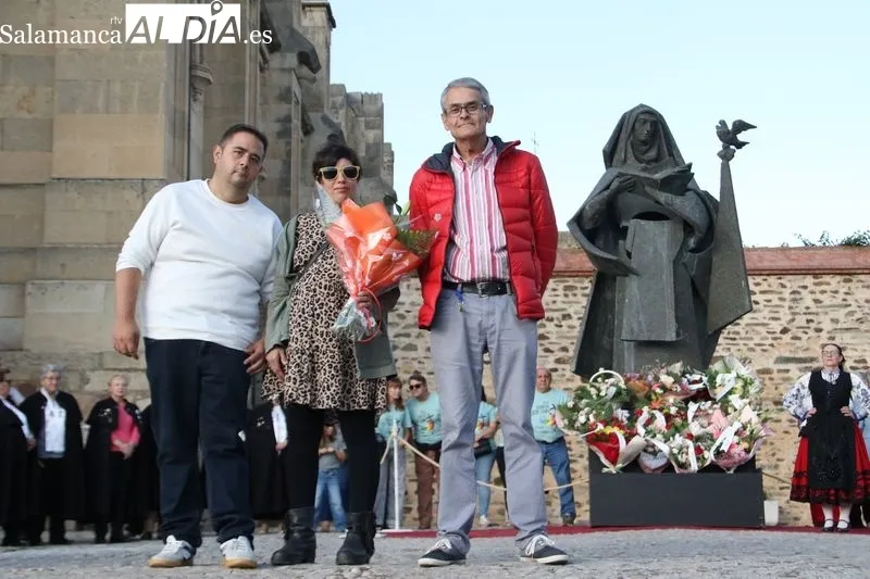Foto 8 - La sociedad albense rinde homenaje a Santa Teresa en la ofrenda floral