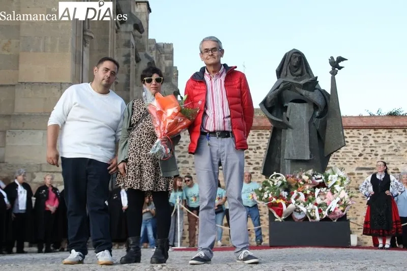 Foto 7 - La sociedad albense rinde homenaje a Santa Teresa en la ofrenda floral