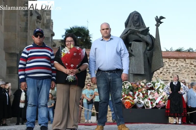 Foto 6 - La sociedad albense rinde homenaje a Santa Teresa en la ofrenda floral
