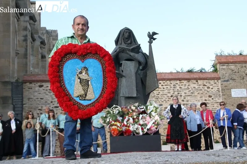 Foto 5 - La sociedad albense rinde homenaje a Santa Teresa en la ofrenda floral