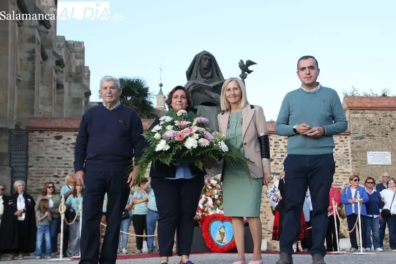 Foto 4 - La sociedad albense rinde homenaje a Santa Teresa en la ofrenda floral
