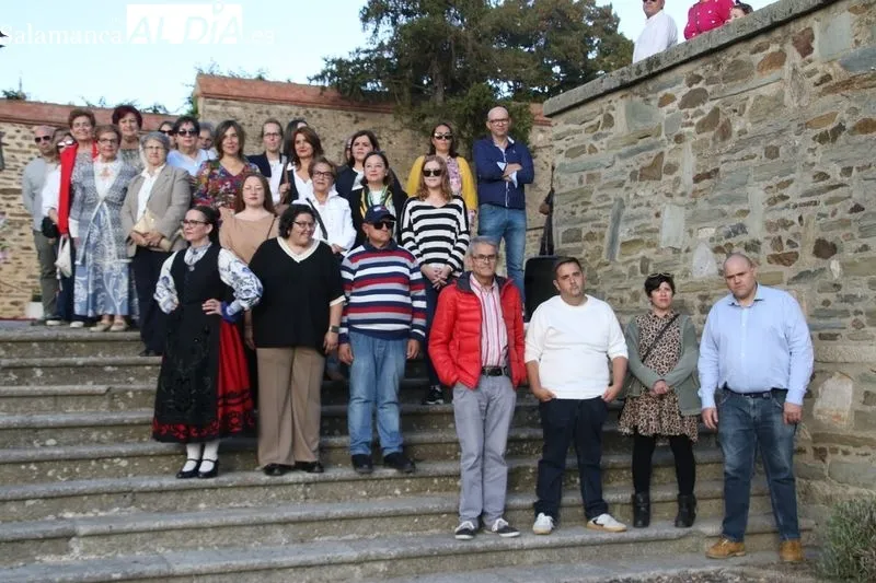 Foto 3 - La sociedad albense rinde homenaje a Santa Teresa en la ofrenda floral