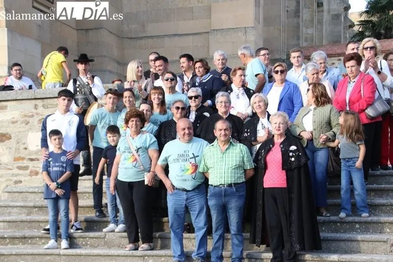 Foto 2 - La sociedad albense rinde homenaje a Santa Teresa en la ofrenda floral