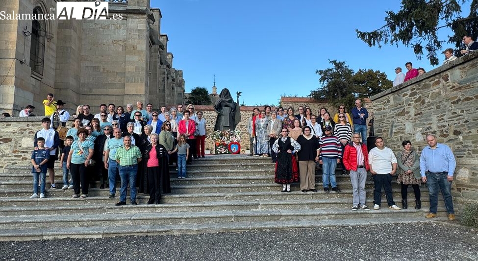 Ofrenda floral en Alba de Tormes: 20 colectivos honran a Santa Teresa