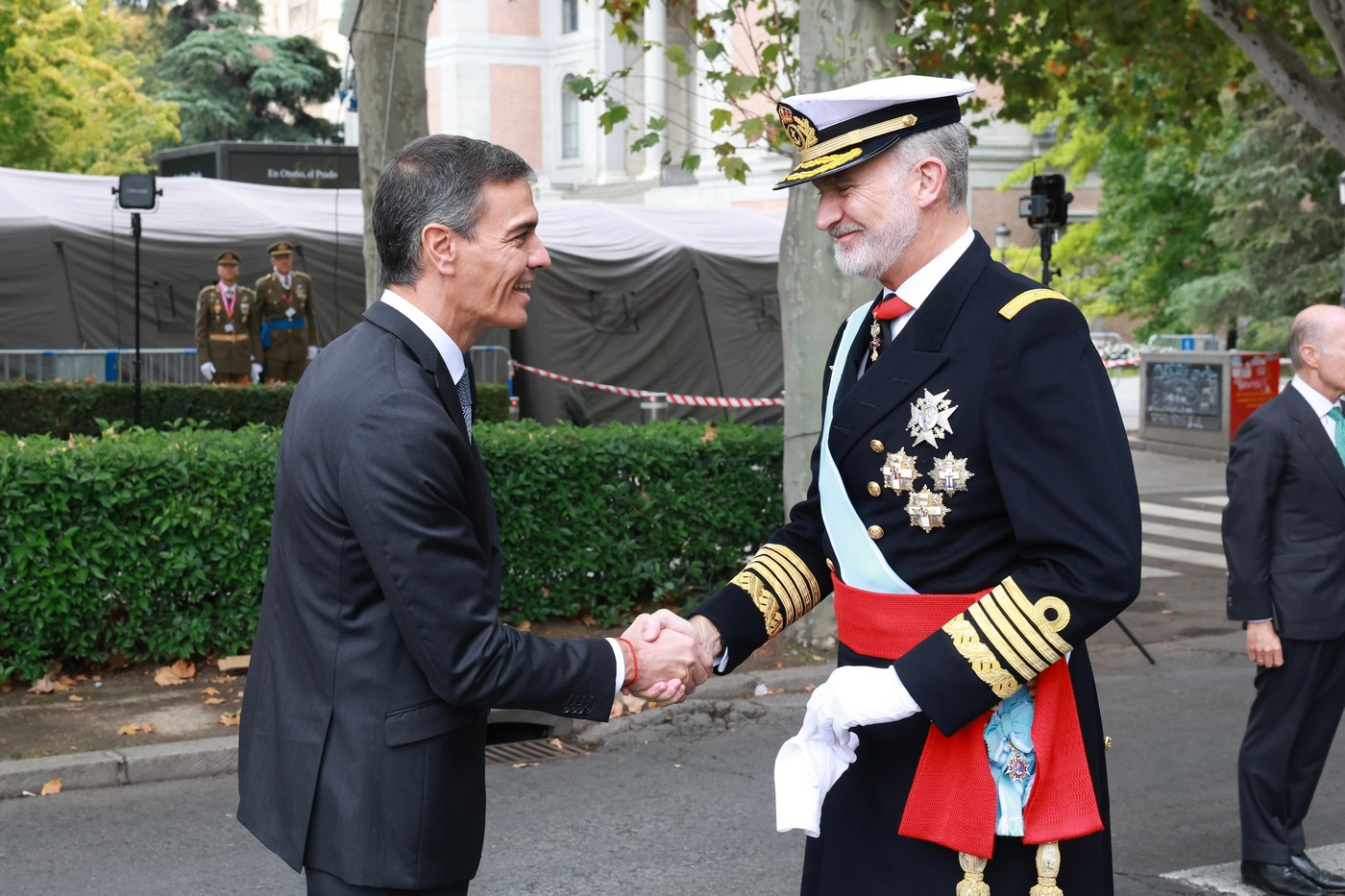 Abucheos a Pedro Sánchez en el desfile del 12 de octubre - SALAMANCArtv AL  DÍA - Noticias de Salamanca