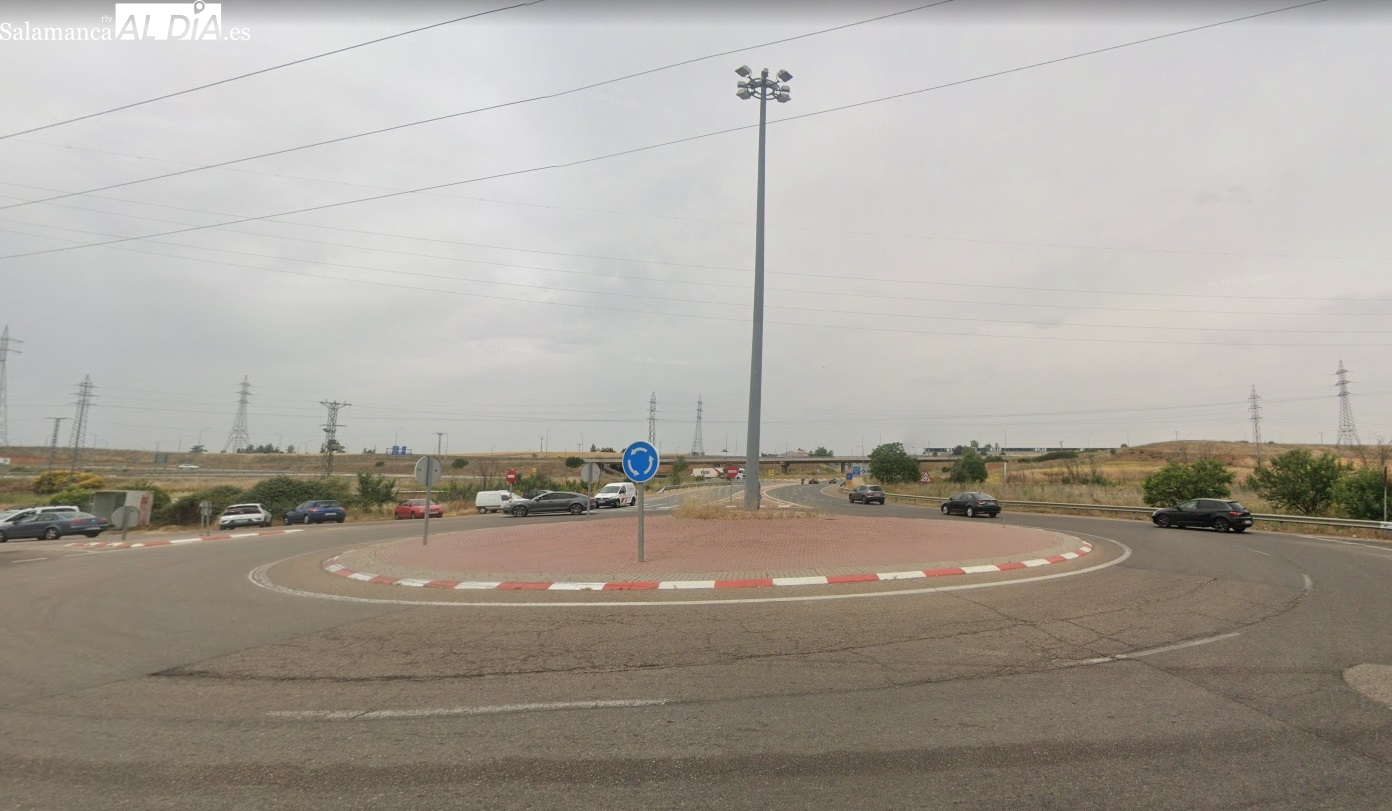 Herido un joven en un accidente en la rotonda del Helmántico