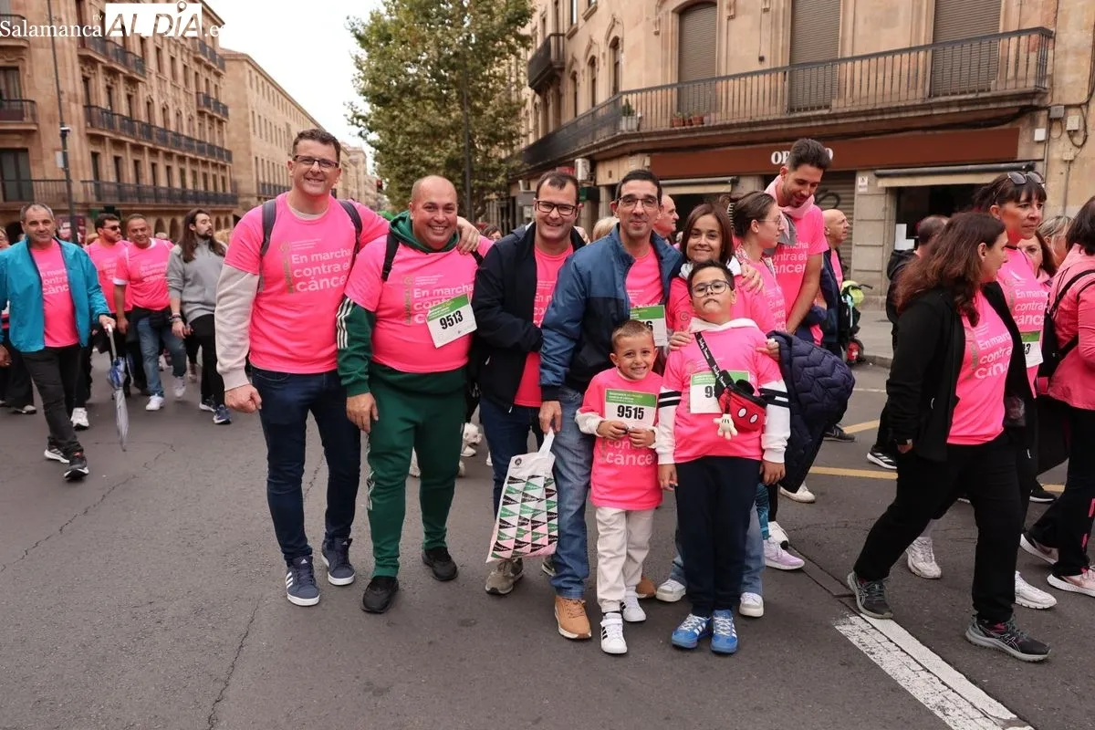 Salamanca se vuelca en una masiva marea rosa para visibilizar la lucha contra el cáncer | FOTOS: David Sañudo