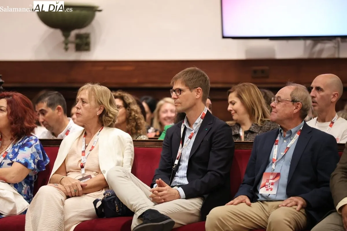 El Paraninfo acoge el reencuentro de los antiguos alumnos de la USAL 20 y 25 años después | FOTOS: David Sañudo 