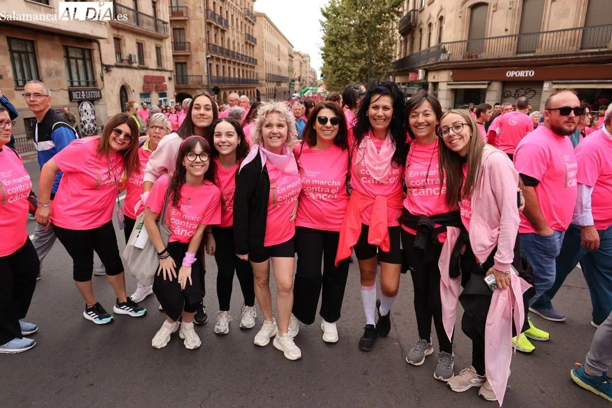 Salamanca se vuelca en una masiva marea rosa para visibilizar la lucha contra el cáncer | FOTOS: David Sañudo