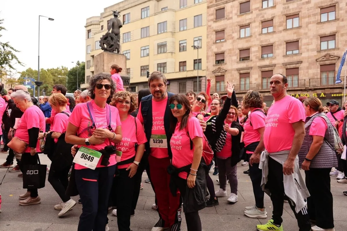 Salamanca se vuelca en una masiva marea rosa para visibilizar la lucha contra el cáncer | FOTOS: David Sañudo