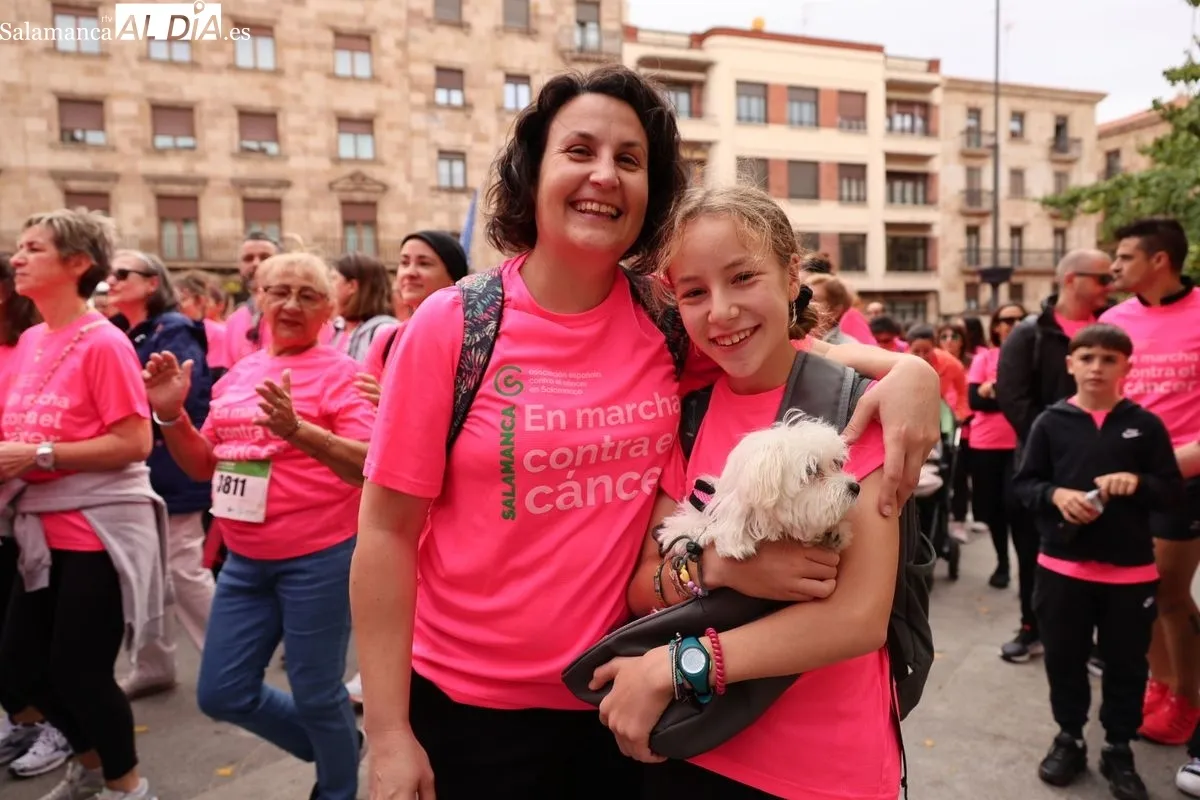 Salamanca se vuelca en una masiva marea rosa para visibilizar la lucha contra el cáncer | FOTOS: David Sañudo