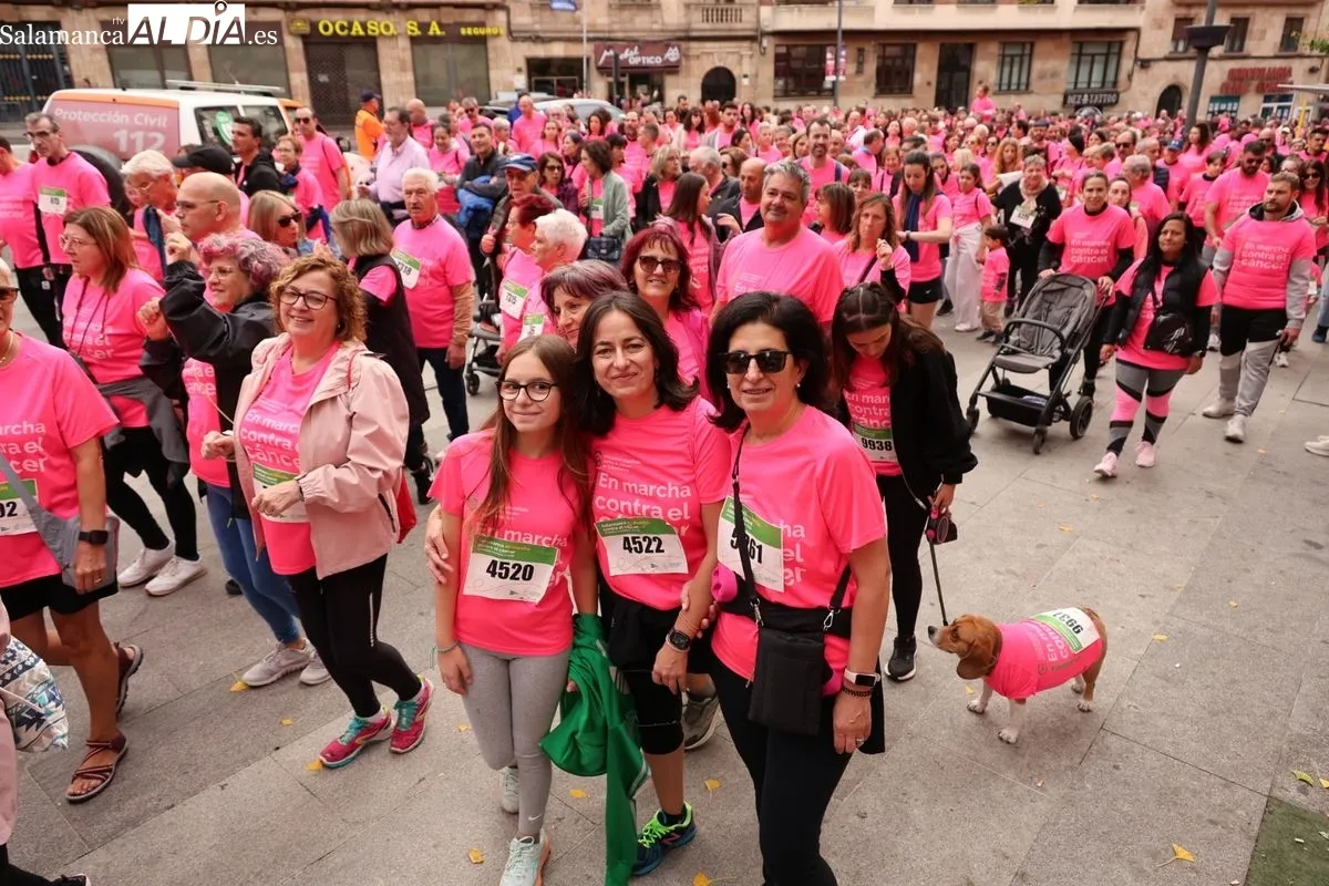 Salamanca se vuelca en una masiva marea rosa para visibilizar la lucha contra el cáncer | FOTOS: David Sañudo