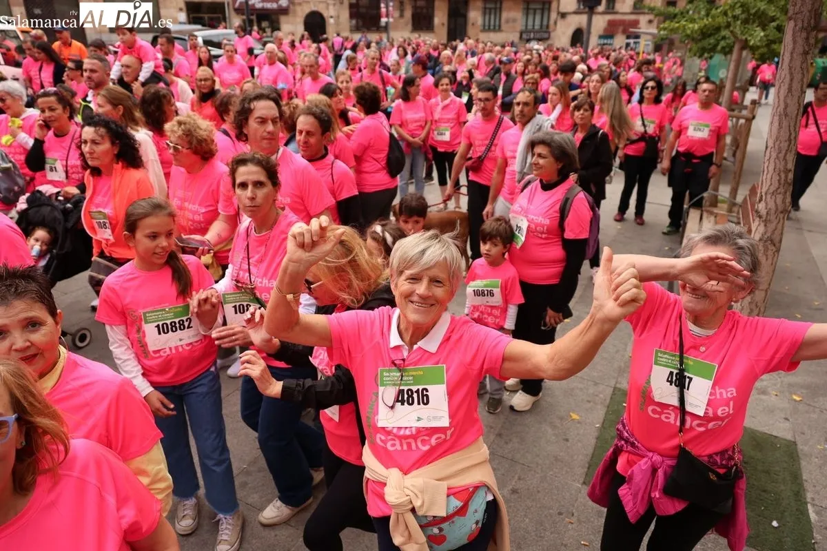 Salamanca se vuelca en una masiva marea rosa para visibilizar la lucha contra el cáncer | FOTOS: David Sañudo