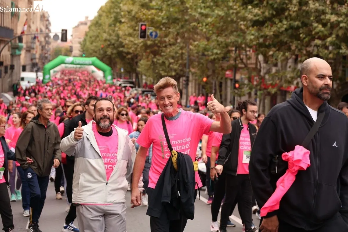 Salamanca se vuelca en una masiva marea rosa para visibilizar la lucha contra el cáncer | FOTOS: David Sañudo
