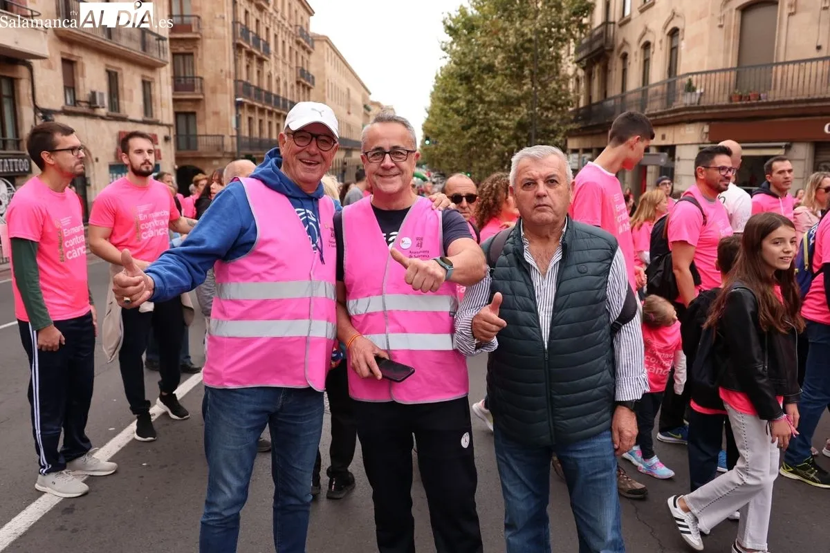 Salamanca se vuelca en una masiva marea rosa para visibilizar la lucha contra el cáncer | FOTOS: David Sañudo