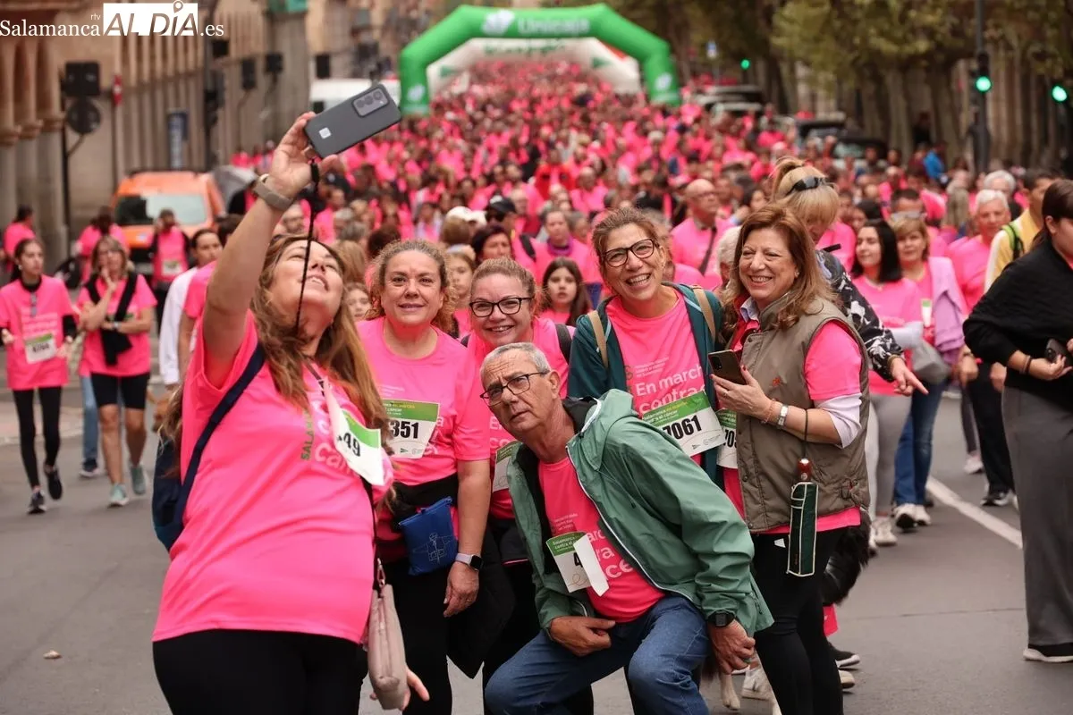 Salamanca se vuelca en una masiva marea rosa para visibilizar la lucha contra el cáncer | FOTOS: David Sañudo