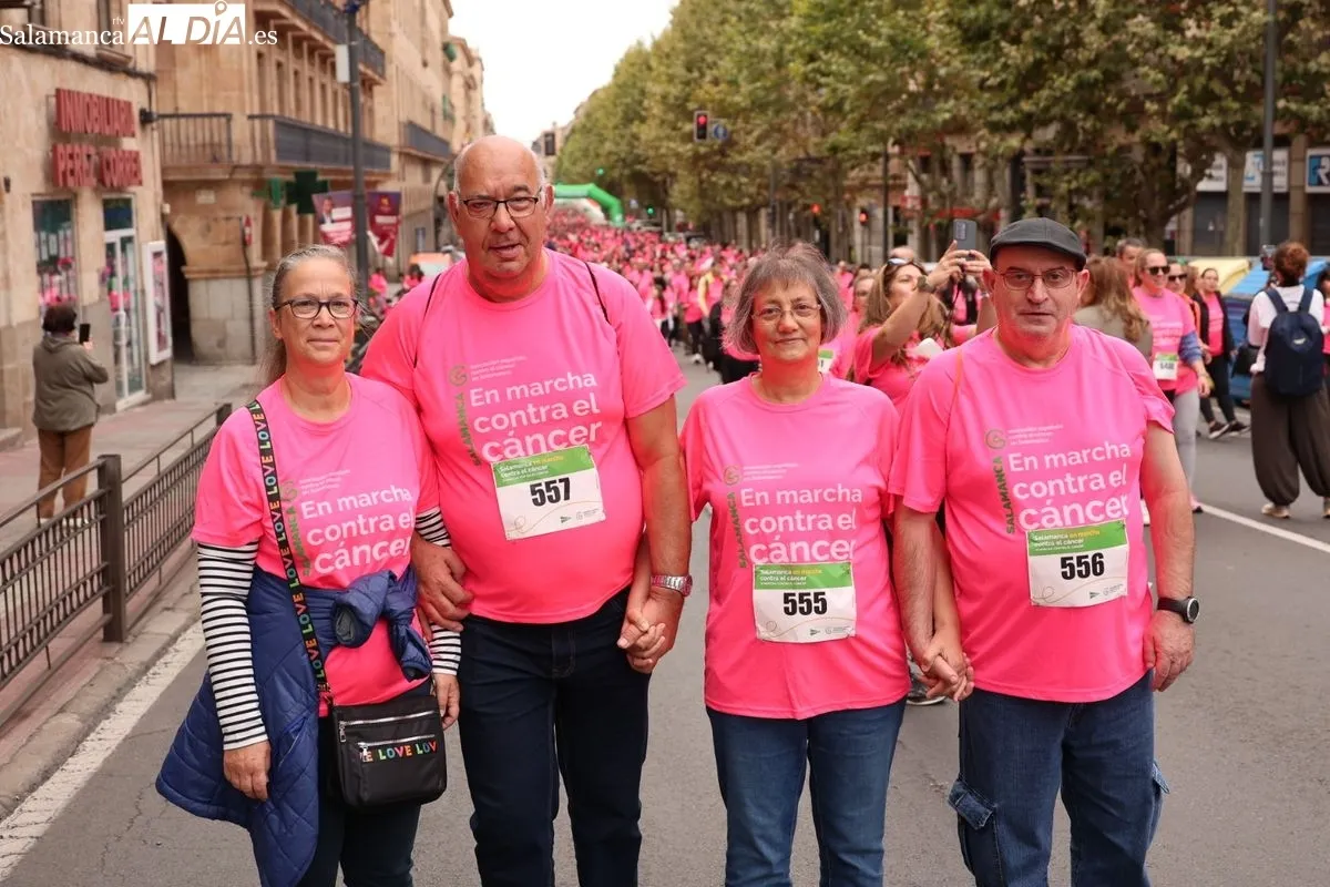 Salamanca se vuelca en una masiva marea rosa para visibilizar la lucha contra el cáncer | FOTOS: David Sañudo