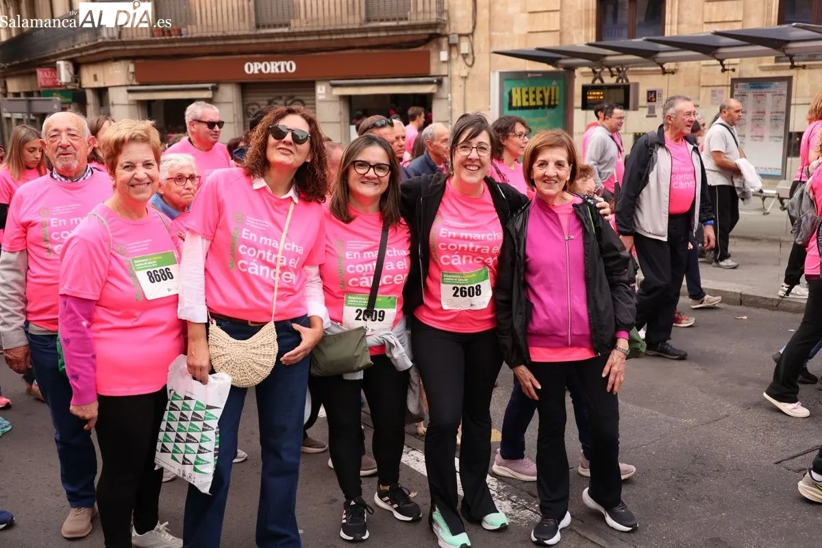 Salamanca se vuelca en una masiva marea rosa para visibilizar la lucha contra el cáncer | FOTOS: David Sañudo