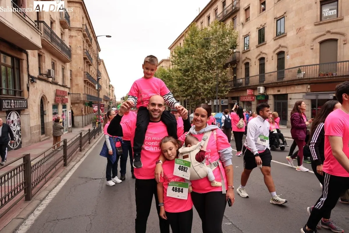 Salamanca se vuelca en una masiva marea rosa para visibilizar la lucha contra el cáncer | FOTOS: David Sañudo